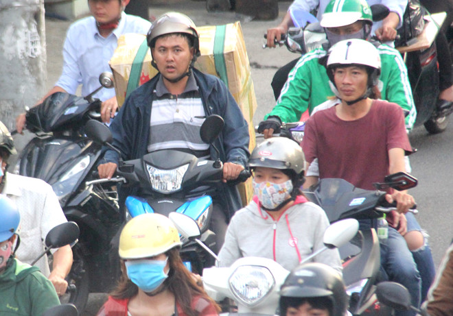 Người dân đi nghỉ Tết, đường phố Sài Gòn và Hà Nội kẹt cứng